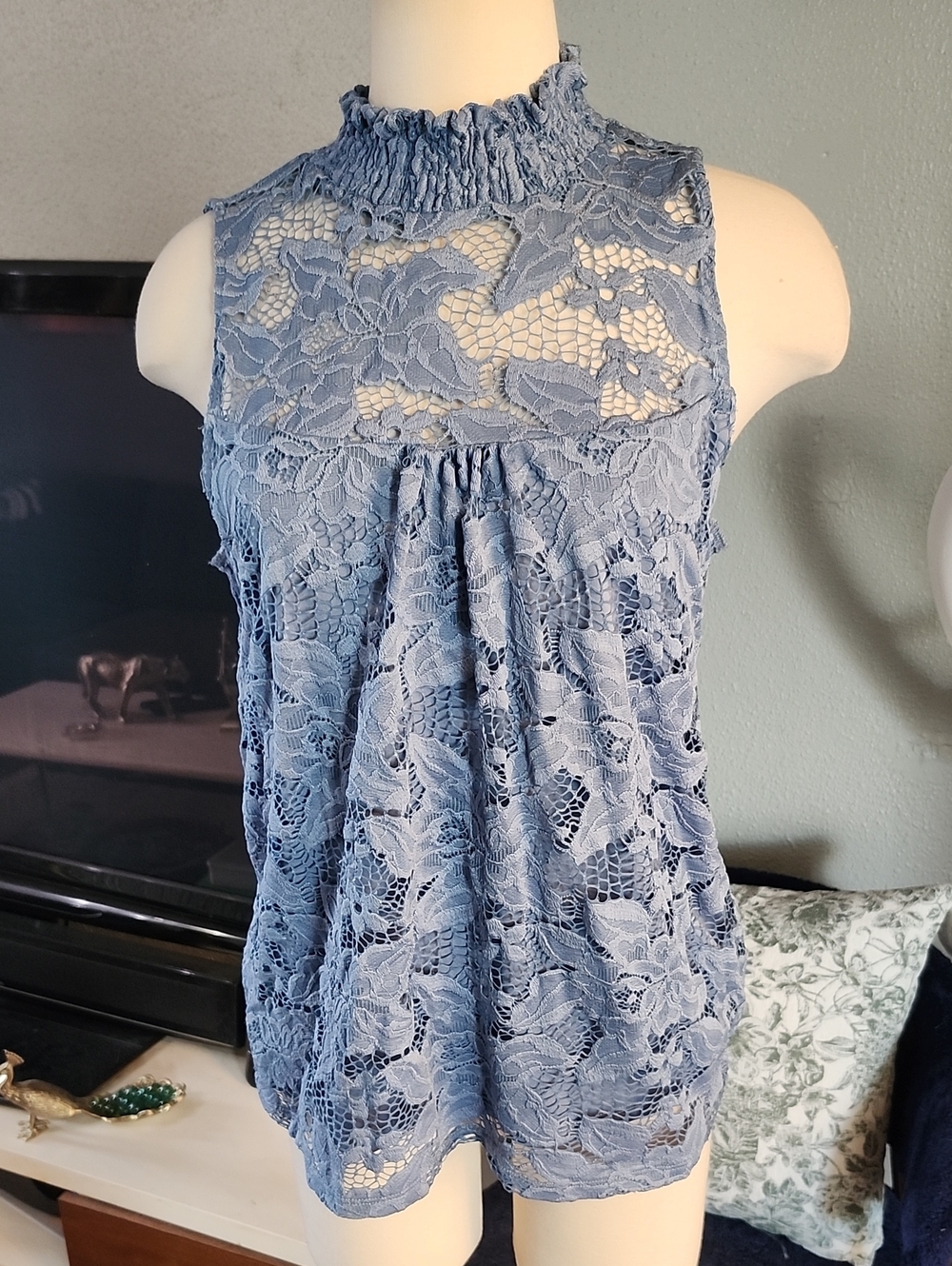 G Collection Sleeveless Lace Mock Neck Top in Dusty Blue Size LRG.